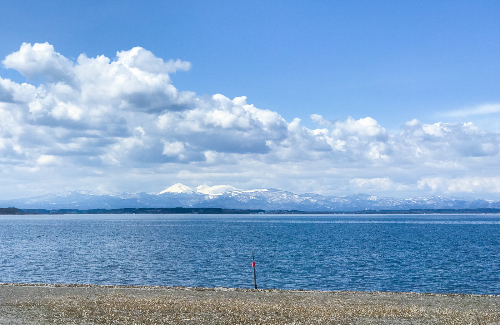三沢市街パシャ写真『4月の小川原湖と八甲田】